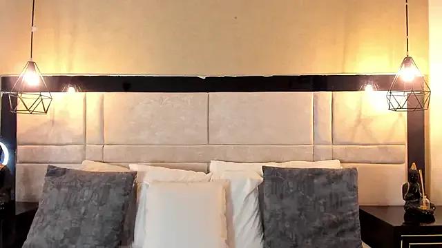 StripChat RousseWalker is Freechat RousseWalker — spread legs and flash pussy