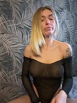 BlueEyesCarole from StripChat is Freechat